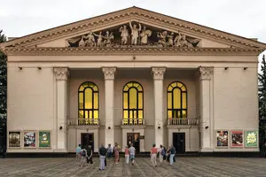 Росія співає й танцює на кістках: Кремль відкриває драмтеатр у Маріуполі