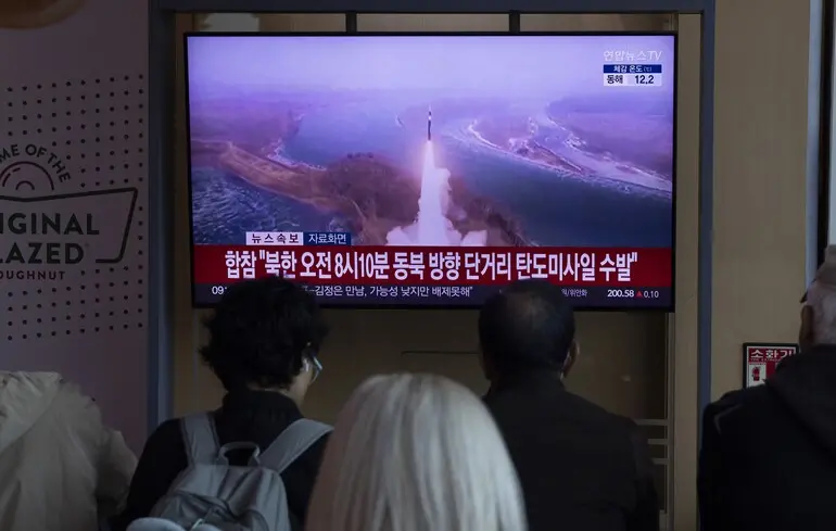 КНДР запустила десяток ракет во время визита Хэгсета в регион