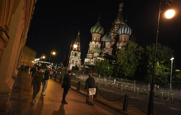 Красная площадь Москвы в вечерние часы, Россия / 1 сентября 2025 года
