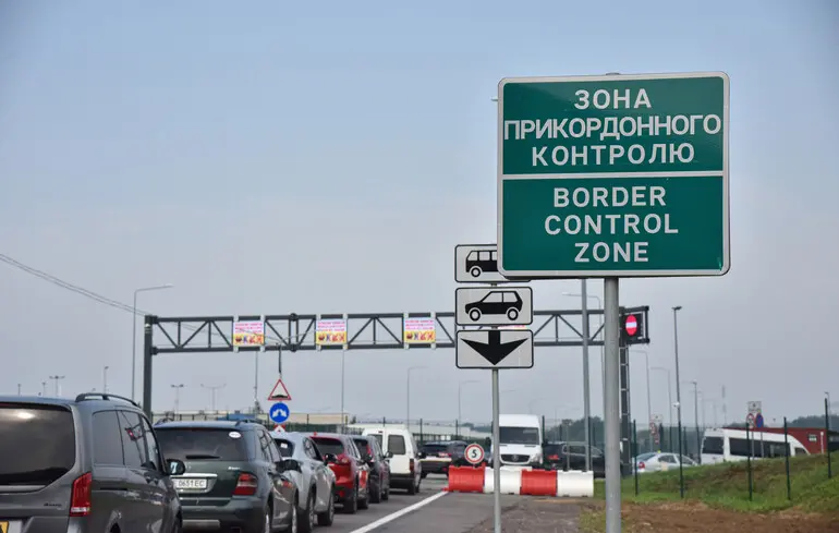 Суд признал незаконным постановление Правительства об ограничении выезда депутатов за границу