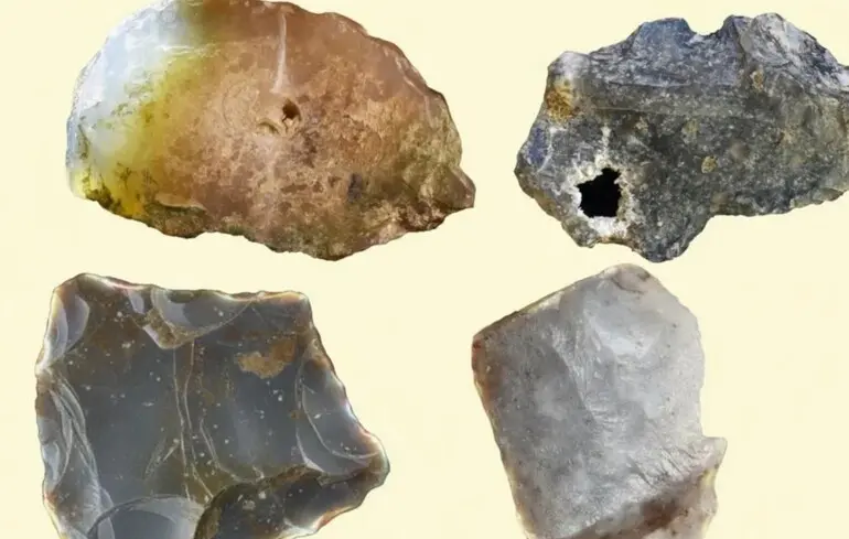 Каменные орудия труда.