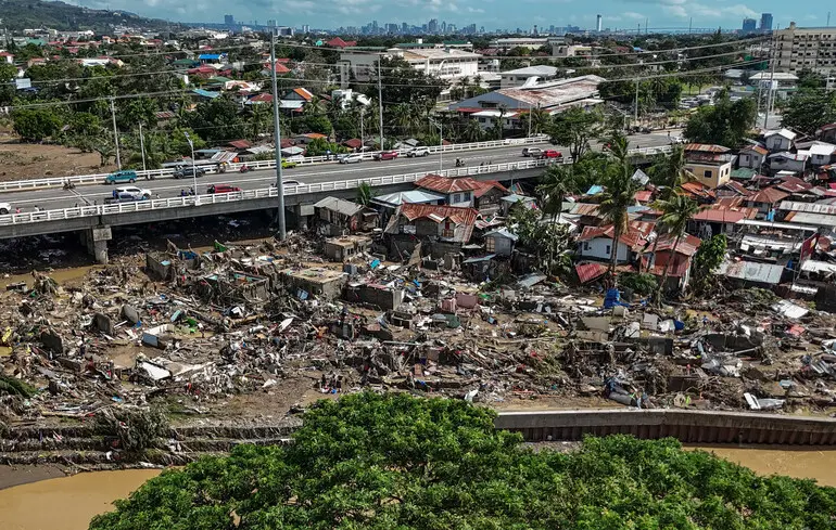 Потужний тайфун Калмаегі сколихнув Філіппіни: є десятки загиблих та зниклих безвісти 