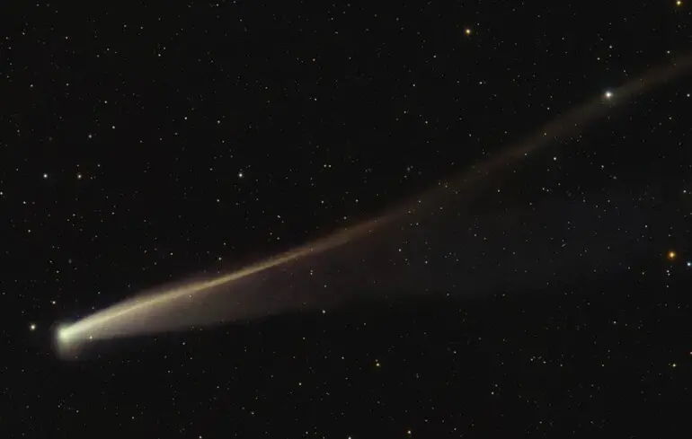 Повинна була померти: комета почала світитися золотим після зустрічі з Сонцем