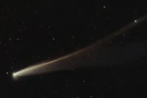 Повинна була померти: комета почала світитися золотим після зустрічі з Сонцем