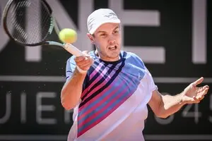 Украинский теннисист сенсационно обыграл 13-ю ракетку мира во Франции