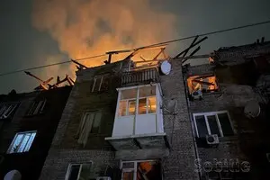 Атакуя дронами город в Днепропетровской области, россияне подожгли многоэтажку и энергообъект
