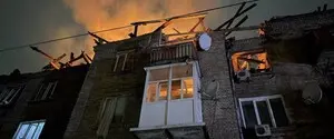 Атакуя дронами город в Днепропетровской области, россияне подожгли многоэтажку и энергообъект