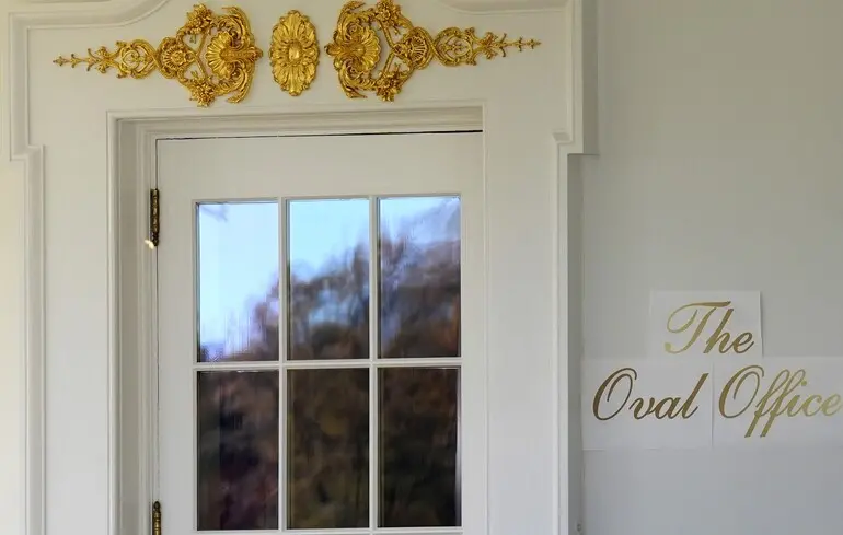 Ще більше золота: Трамп встановив золотий напис біля Овального кабінету