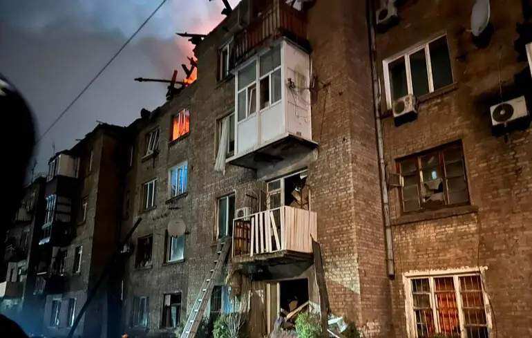 Массированный удар РФ по Каменскому: из-под завалов дома достали тело мужчины