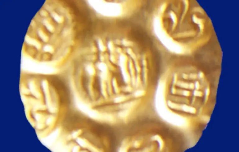 Одна из найденных монет, на которой выгравирован 33 год правления Раджендра Кулоттунга I.