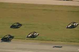 Перші в історії перегони летючих автомобілів: відео