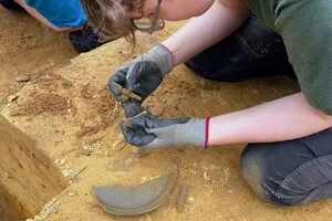 Археологи знайшли 2000-річний римський “холодильник” та розкішний посуд Terra Sigillata