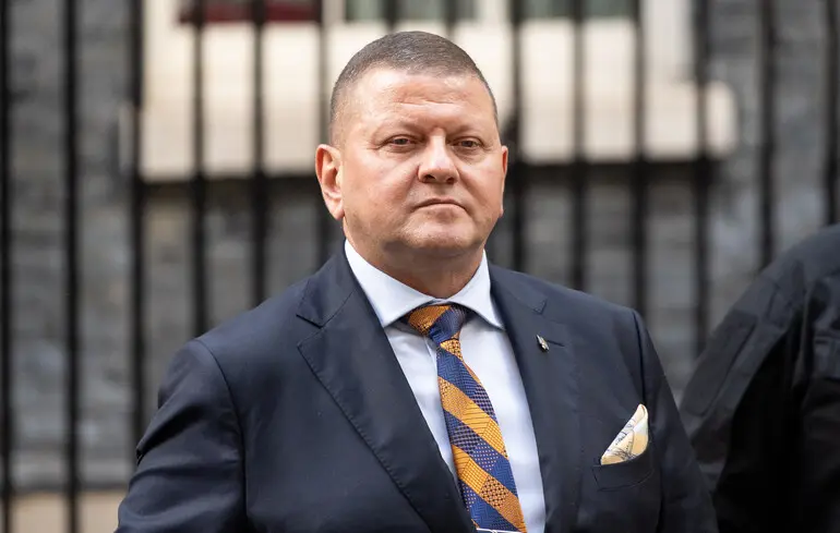 Посол України у Великій Британії Валерій Залужний залишає Даунінг-стріт, 10, щоб попрямувати на зустріч Коаліції бажаючих у центрі Лондона / 24 жовтня 2025 року