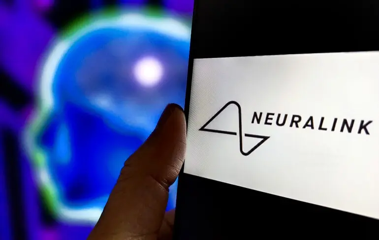 Пациент Neuralink управлял дроном 