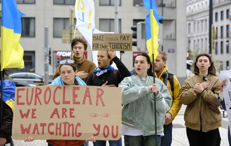 Украинцы из диаспоры митингуют перед депозитарием Euroclear, чтобы призвать западные страны конфисковать замороженные активы Центрального банка РФ, Брюссель, Бельгия / 11 апреля 2024 года