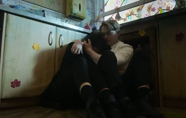 Кадр из сериала Netflix "Когда замирает сердце".