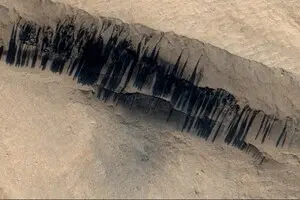 Вчені розкрили таємницю появи загадкових смуг на схилах Марса