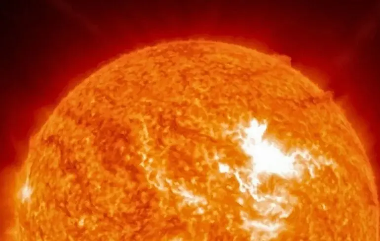 На Солнце произошла самая мощная вспышка в 2025 году: Земля оказалась на линии огня