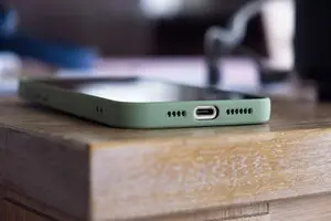 Миронюк під час затримання рвав документи, а Басов розбив телефон