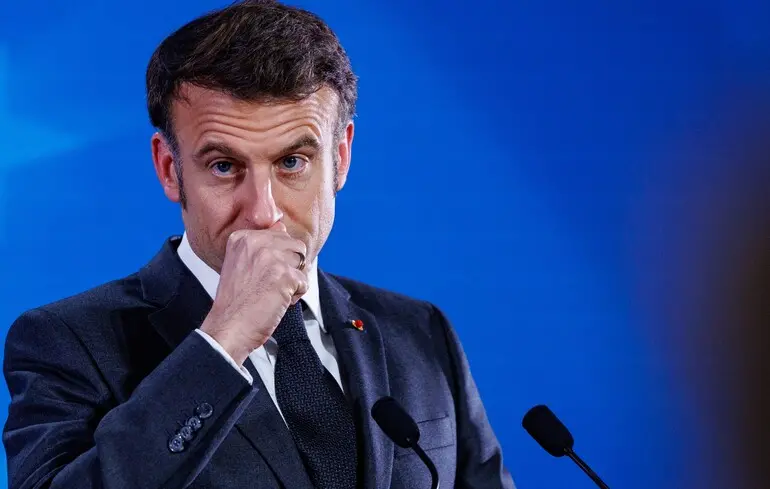 Французький парламент зупинив скандальну реформу Макрона