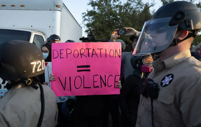 Трамп в ловушке: как охота на мигрантов поднимает цены в США