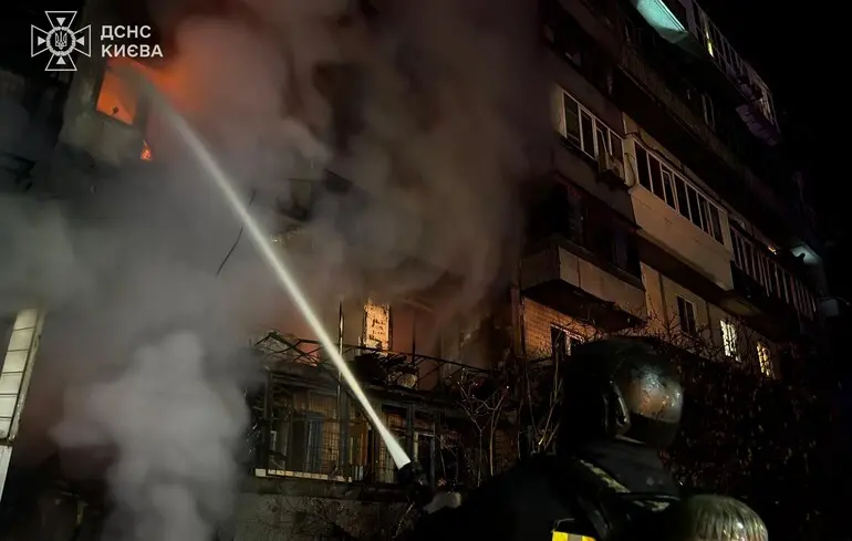 В Киеве горят многоэтажки, есть пострадавшие — местные власти о первых последствиях массированного удара