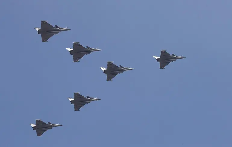 Зеленський у Франції підпише угоду про постачання бойових літаків – Reuters