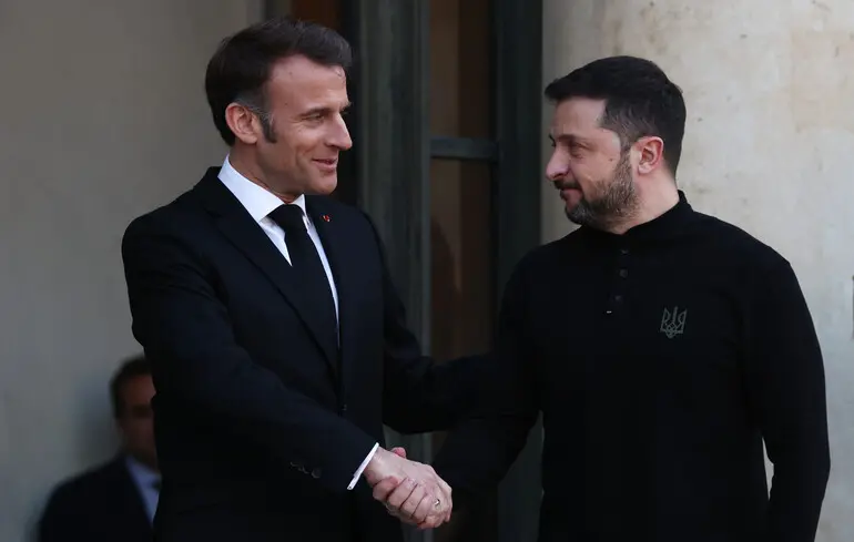 Макрон и Зеленский подписали соглашение об усилении обороны Украины самолетами и ПВО