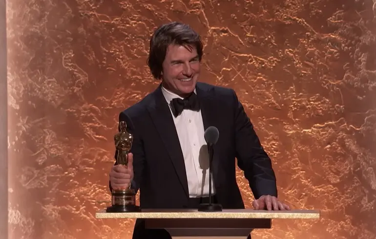 Том Круз получает "Оскар".