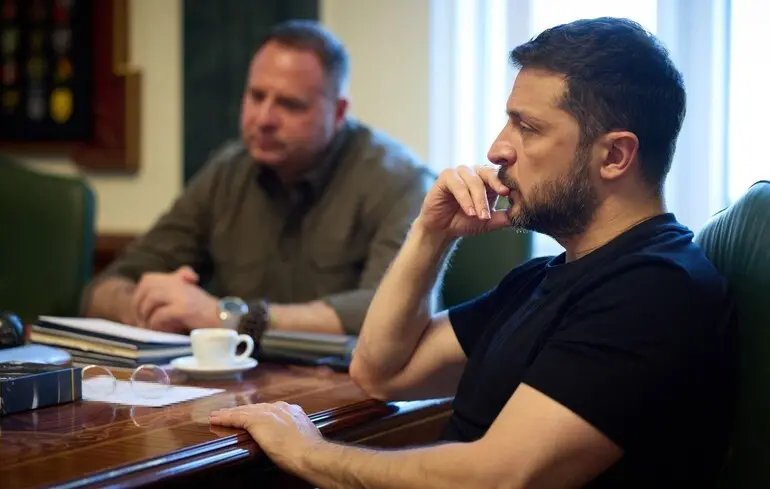 Володимир Зеленський проводить зустріч із Андрієм Єрмаком для обговорення мирних переговорів, Київ, Україна / 22 липня 2025 року