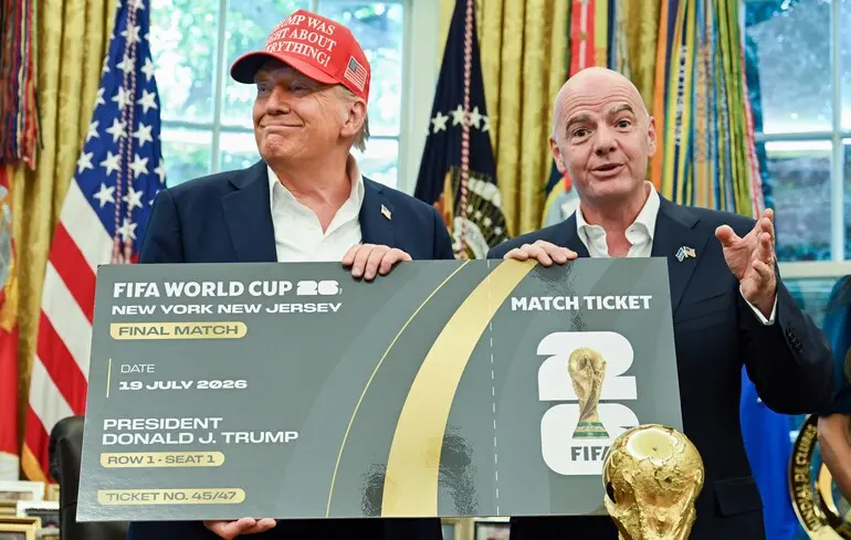 Дональд Трамп і президент ФІФА Джанні Інфантіно тримають квиток на Чемпіонат світу з футболу 2026 року, Вашингтон, США / 22 серпня 2025 року