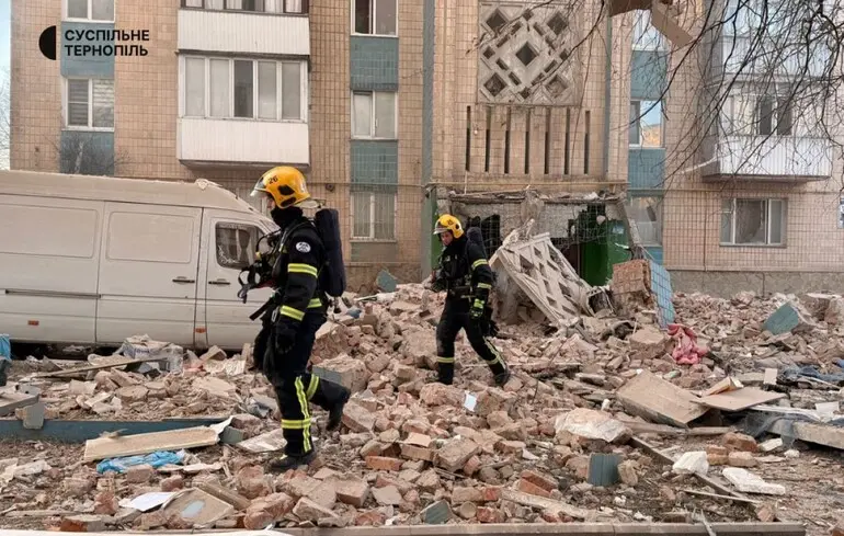 СМИ сообщили о погибших в Тернополе: фото и видео последствий удара