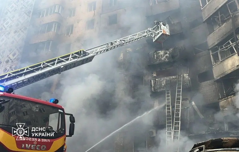 Серед загиблих — троє дітей: момент удару по будинку в Тернополі потрапив на відео