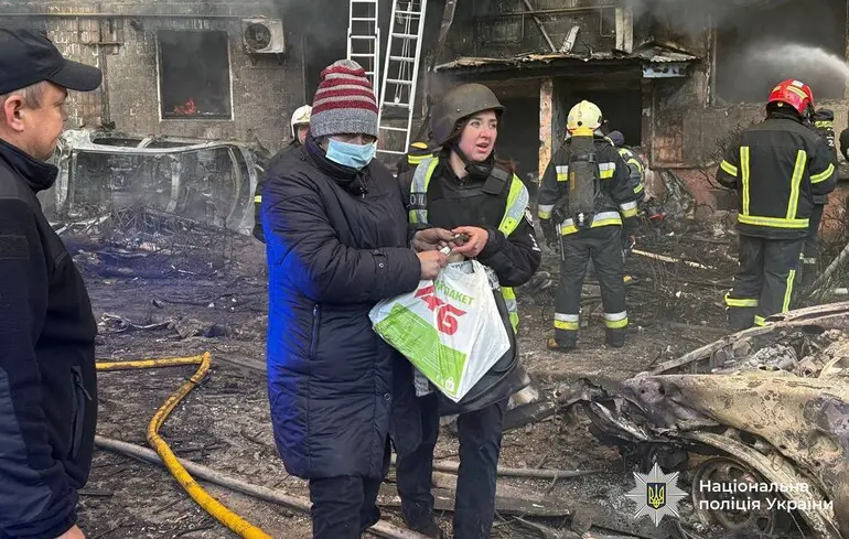 Удар по будинку в Тернополі: поліція показала відео перших хвилин після атаки