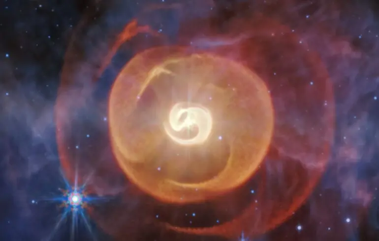 Чотири спіральні пилові оболонки навколо пари зірок.