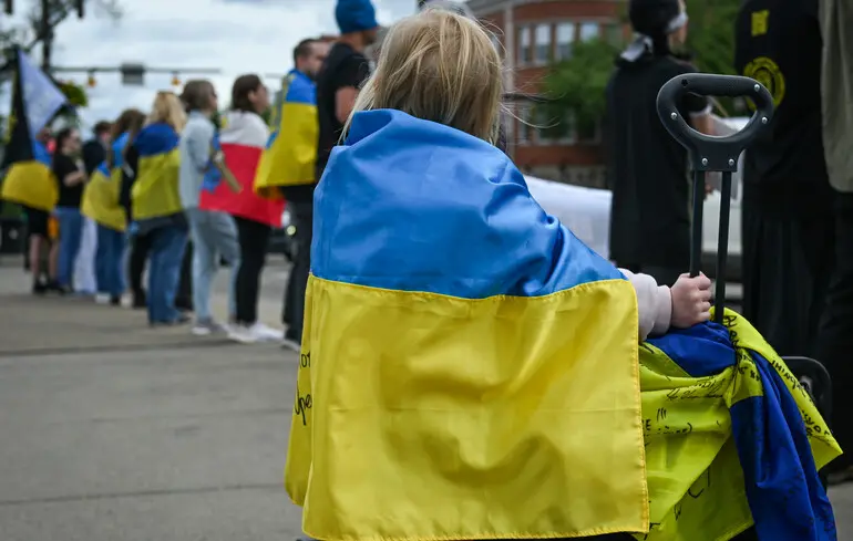 Члены украинской диаспоры собрались на Уайт-авеню на митинг "Вернись живым" в Международный день поддержки жертв пыток, Эдмонтон, Альберта, Канада / 28 июня 2025 года