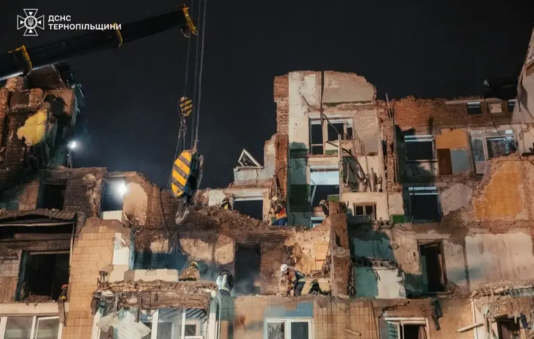 В Тернополе четвертый день разбирают завалы разрушенного дома: число погибших увеличилось