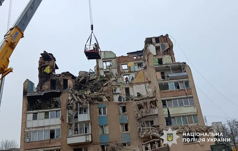 У Тернополі завершено рятувальні роботи після ракетного удару РФ: 33 загиблих, з них шестеро дітей