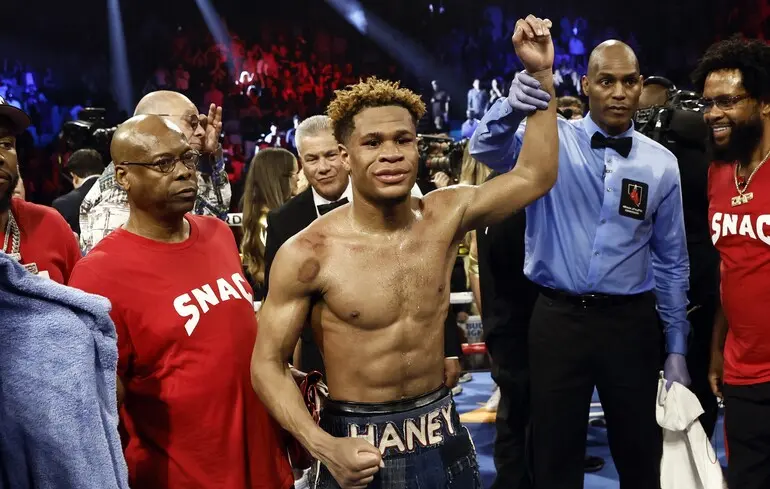 Обидчик Ломаченко снова стал чемпионом мира