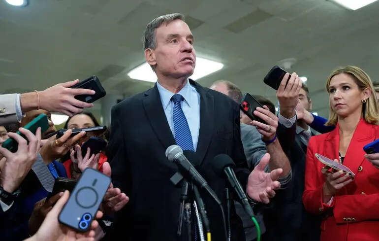 Сенатор Марк Ворнер (демократ від штату Вірджинія) виступає з промовою в будівлі Капітолію у Вашингтоні, округ Колумбія, США / 5 листопада 2025 року