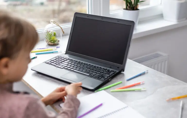 Зимові канікули можуть подовжити: МОН оновило алгоритм навчання під час відключень