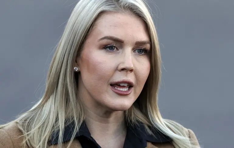 Пресс-секретарь Белого дома Кэролайн Левитт общается со СМИ возле Белого дома в Вашингтоне, округ Колумбия, США / 24 ноября 2025 года