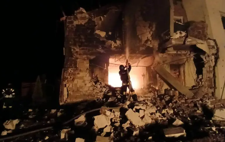Під час масованого повітряного удару по Київщині росіяни пошкодили багатоповерхівку — КОВА про перші наслідки атаки