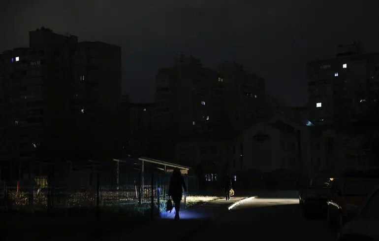 В Києві після російської атаки ввели екстрені відключення електроенергії