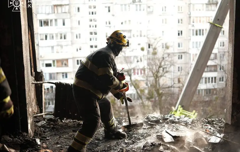 Масований удар РФ по Києву: під завалами може перебувати людина