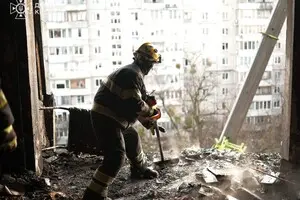 Массированный удар РФ по Киеву: под завалами может находиться человек