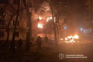 Российский дрон ударил по дому в Запорожье: горят несколько этажей, количество раненых растет