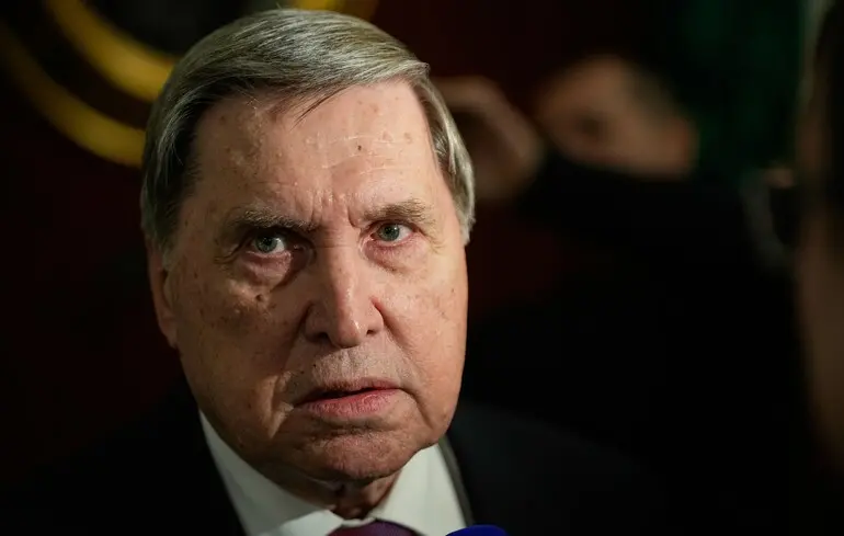 Помощник президента РФ Юрий Ушаков общается с журналистами в Кремле в Москве, Россия/12 ноября 2025 года