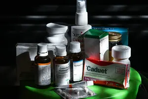 Китай держит мир за горло: почему США срочно спасают лекарства от зависимости от Пекина — Bloomberg