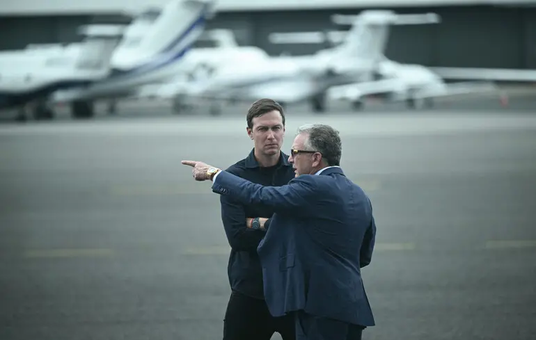 Стів Віткофф та Джаред Кушнер чекають на прибуття президента США Дональда Трампа та першої леді Меланії Трамп в аеропорту Тетерборо, штат Нью-Джерсі / 13 липня 2025 року